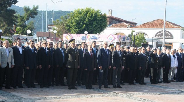 Çeşme'de Atatürk'ü yüzlerce kişi andı