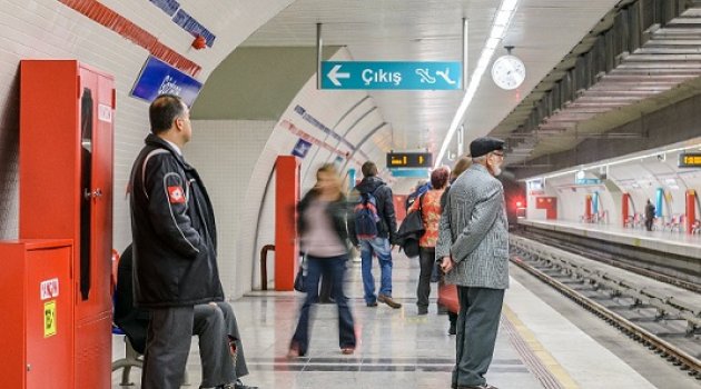 İzmir’de metro istasyonlarında ''ücretsiz internet'' dönemi başladı